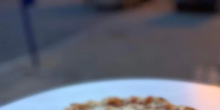 1 či 2 pizzy dle výběru i s rozvozem po Šumperku: šunková, čtyři druhy sýrů i další druhy