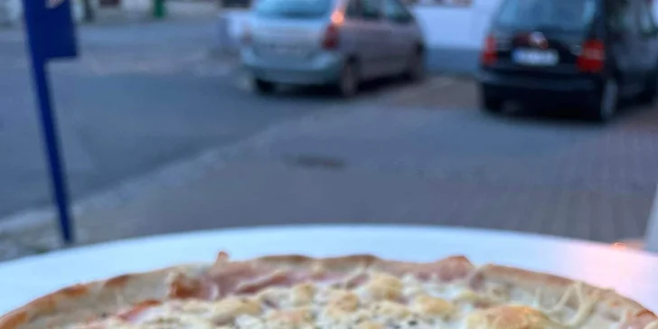 1 či 2 pizzy dle výběru i s rozvozem po Šumperku: šunková, čtyři druhy sýrů i další druhy