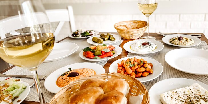 Páteční večer v řeckém stylu: tříchodové menu s lahví vína pro dva