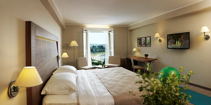 4* dovolená v Portoroži: hotel se soukromou pláží, polopenzí a bazény