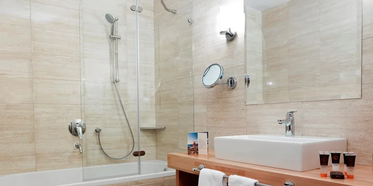 4* dovolená v Portoroži: hotel se soukromou pláží, polopenzí a bazény