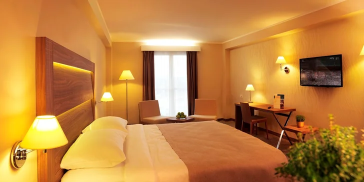 4* dovolená v Portoroži: hotel se soukromou pláží, polopenzí a bazény