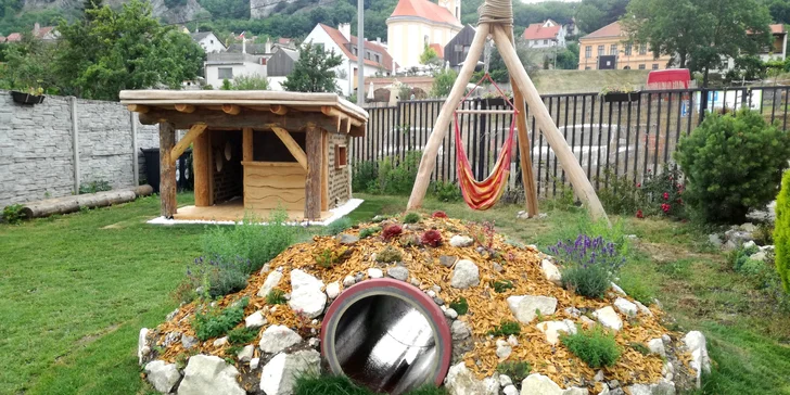 Dovolená na Pálavě: ubytování v útulném penzionu, lahev vína, privátní sauna i koupání v přírodním jezírku