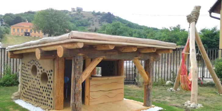 Dovolená na Pálavě: ubytování v útulném penzionu, lahev vína, privátní sauna i koupání v přírodním jezírku