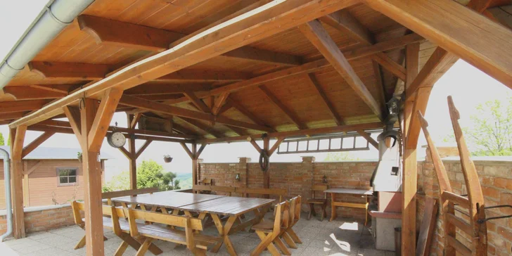 Dovolená na Pálavě: ubytování v útulném penzionu, lahev vína, privátní sauna i koupání v přírodním jezírku