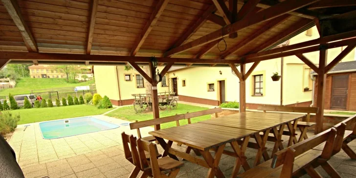 Dovolená na Pálavě: ubytování v útulném penzionu, lahev vína, privátní sauna i koupání v přírodním jezírku