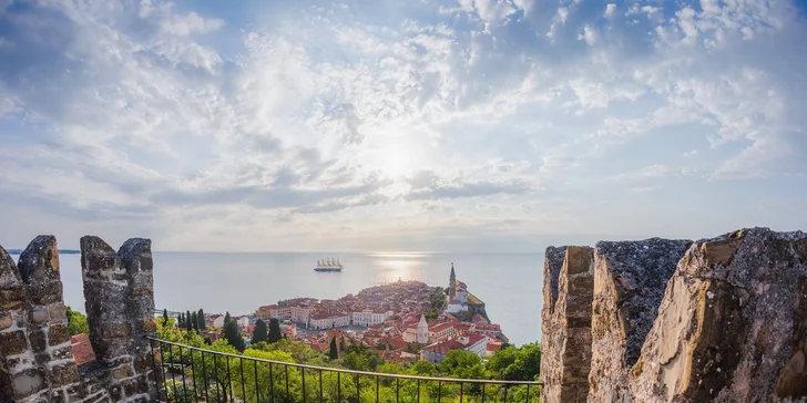 4* dovolená v Portoroži: hotel se soukromou pláží, polopenzí a bazény