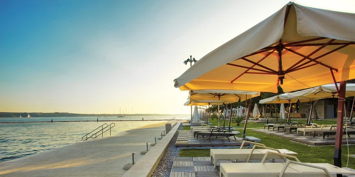 4* dovolená v Portoroži: hotel se soukromou pláží, polopenzí a bazény
