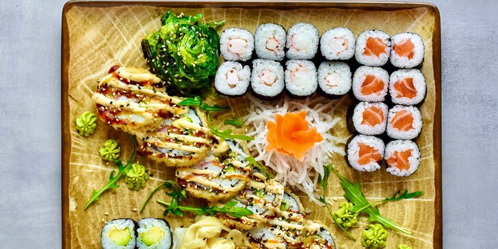 Sety 24–63 rolek sushi: s okurkou, avokádem, krabem, krevetami či lososem