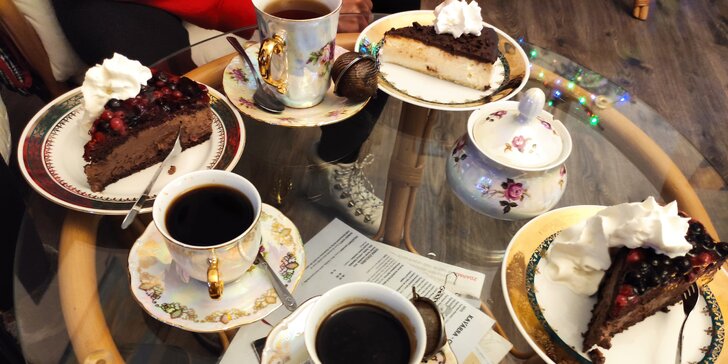 Sladká tečka pro jednoho i pro dva: domácí dortíky a káva nebo čaj v kavárně s galerií