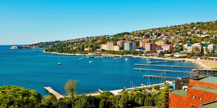 4* dovolená v Portoroži: hotel se soukromou pláží, polopenzí a bazény