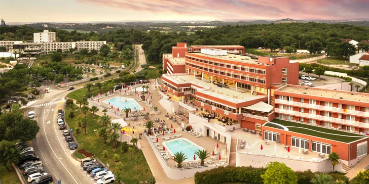 Dovolená v Poreči: 4* hotel 100 metrů od pláže, all inclusive, bazény a animační program