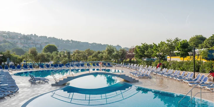 Dovolená v Rabacu na Istrii: 4* hotel u pláže, polopenze či all inclusive, bazénový komplex