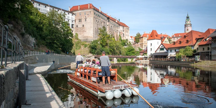 Projeďte se na voru centrem Českého Krumlova: 50minutová plavba, tradice zapsaná na seznamu UNESCO