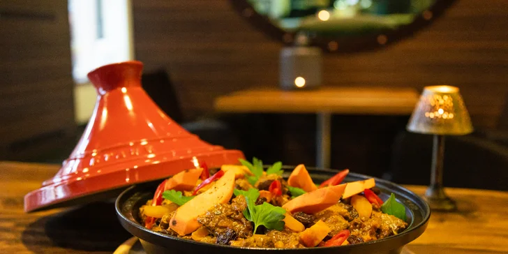 Marocké tříchodové menu pro 2 nebo 4 osoby: baba ganoush, jehněčí tajine s kuskusem a pomerančový dezert