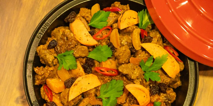 Marocké tříchodové menu pro 2 nebo 4 osoby: baba ganoush, jehněčí tajine s kuskusem a pomerančový dezert