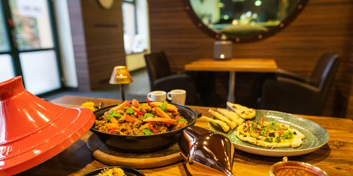 Marocké tříchodové menu pro 2 nebo 4 osoby: baba ganoush, jehněčí tajine s kuskusem a pomerančový dezert