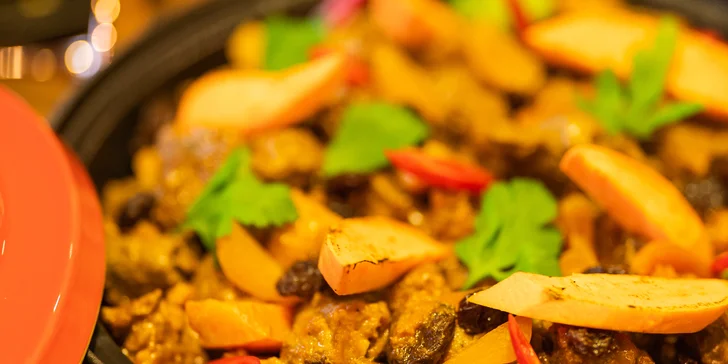 Marocké tříchodové menu pro 2 nebo 4 osoby: baba ganoush, jehněčí tajine s kuskusem a pomerančový dezert