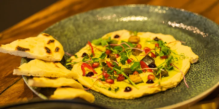 Marocké tříchodové menu pro 2 nebo 4 osoby: baba ganoush, jehněčí tajine s kuskusem a pomerančový dezert