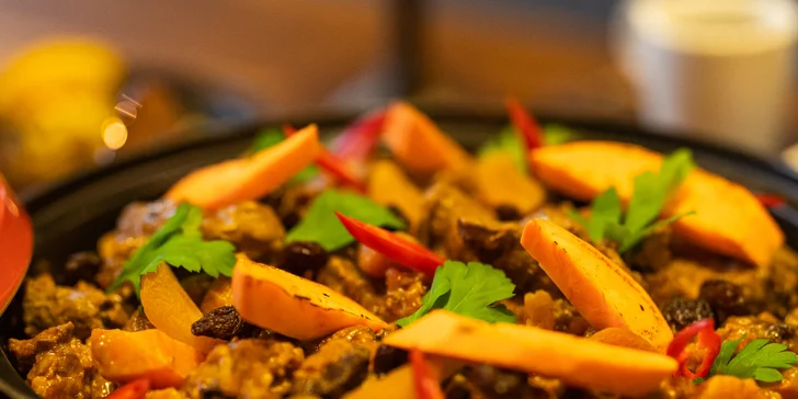 Marocké tříchodové menu pro 2 nebo 4 osoby: baba ganoush, jehněčí tajine s kuskusem a pomerančový dezert