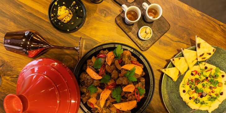Marocké tříchodové menu pro 2 nebo 4 osoby: baba ganoush, jehněčí tajine s kuskusem a pomerančový dezert