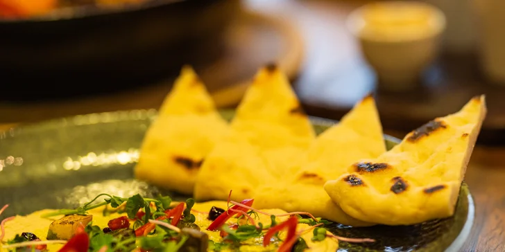 Marocké tříchodové menu pro 2 nebo 4 osoby: baba ganoush, jehněčí tajine s kuskusem a pomerančový dezert