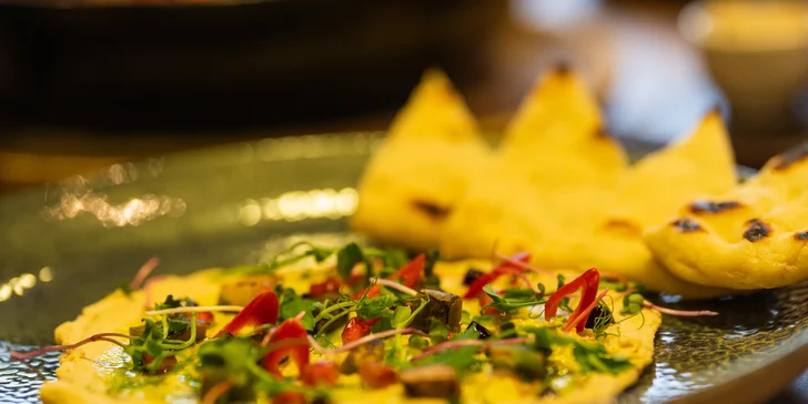 Marocké tříchodové menu pro 2 nebo 4 osoby: baba ganoush, jehněčí tajine s kuskusem a pomerančový dezert
