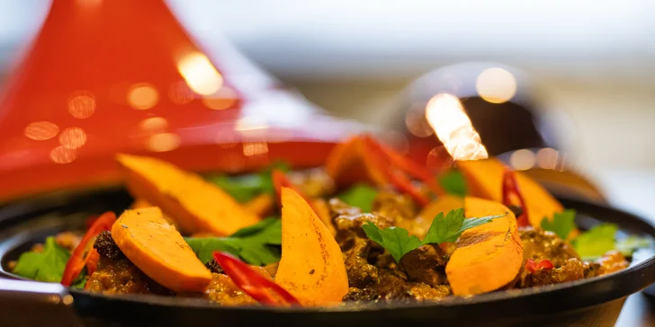 Marocké tříchodové menu pro 2 nebo 4 osoby: baba ganoush, jehněčí tajine s kuskusem a pomerančový dezert