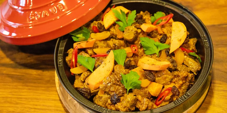 Marocké tříchodové menu pro 2 nebo 4 osoby: baba ganoush, jehněčí tajine s kuskusem a pomerančový dezert