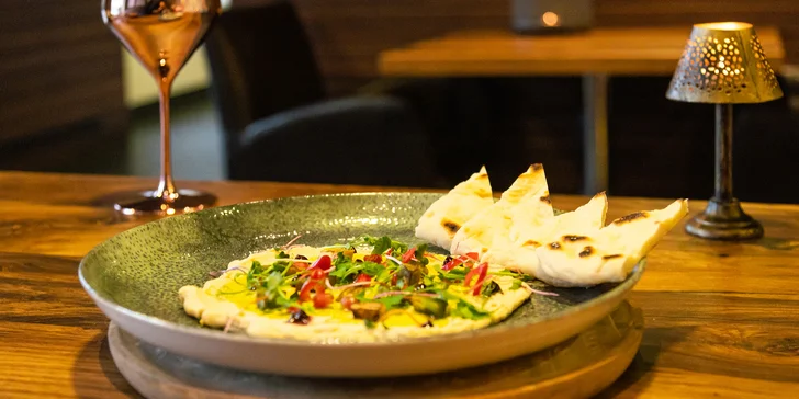 Marocké tříchodové menu pro 2 nebo 4 osoby: baba ganoush, jehněčí tajine s kuskusem a pomerančový dezert