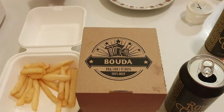 Burger menu: 100% hovězí z českého chovu, americká BBQ omáčka, hranolky i nápoj, 2 pobočky