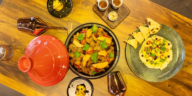 Marocké tříchodové menu pro 2 nebo 4 osoby: baba ganoush, jehněčí tajine s kuskusem a pomerančový dezert