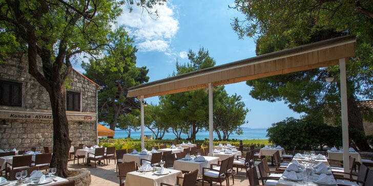 Dovolená v letovisku Mlini: hotel u pláže, bazény, snídaně či polopenze a sport, 10 km od Dubrovníku