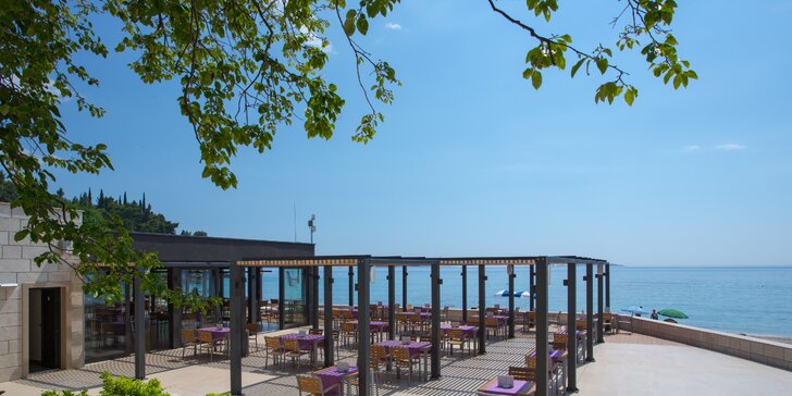 Dovolená v letovisku Mlini: hotel u pláže, bazény, snídaně či polopenze a sport, 10 km od Dubrovníku