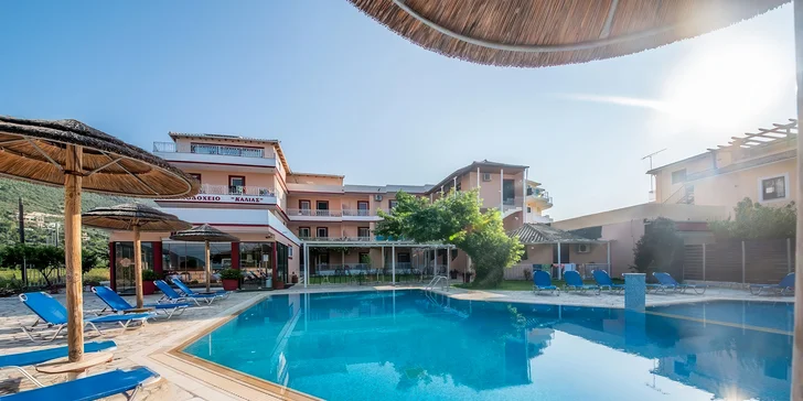 Dominantou hotelu je bezpochyby jeho velkorysý bazén. 