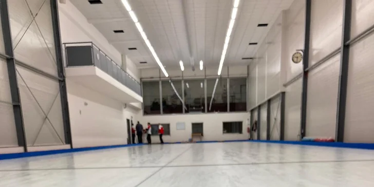1–2hodinová lekce curlingu s trenérem až pro 10 osob v Centru Třešňovka