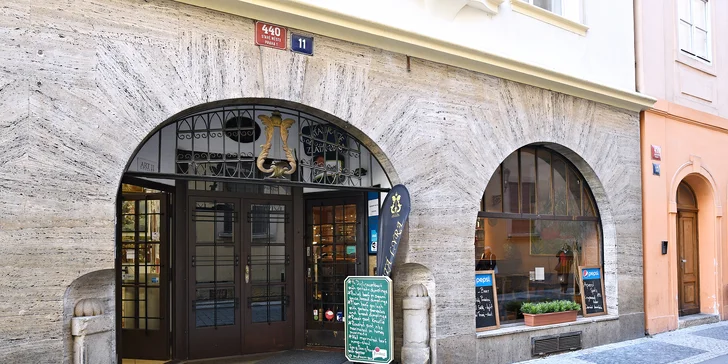 Pečené vepřové koleno nebo žebra a lívance s borůvkami pro 1 či 2 osoby