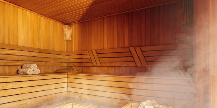 Relax v rakouském termálním areálu Therme Laa: sauny, bazén se slanou vodou i tobogán