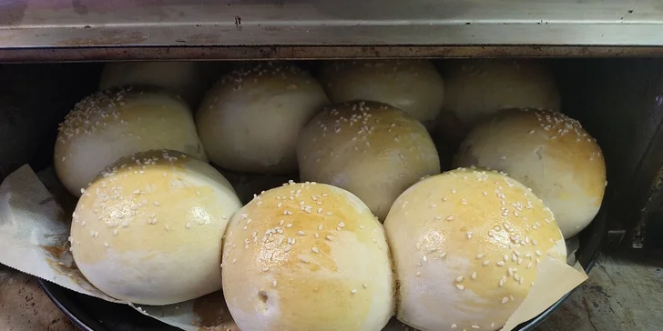 Burger dle výběru z 11 druhů, hranolky a dip pro 1 i 2 osoby, možnost rozvozu po Šumperku