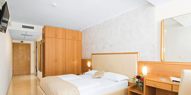Dovolená v istrijském Rabacu: 4* rodinný hotel u pláže, vnitřní i venkovní bazén, snídaně v ceně