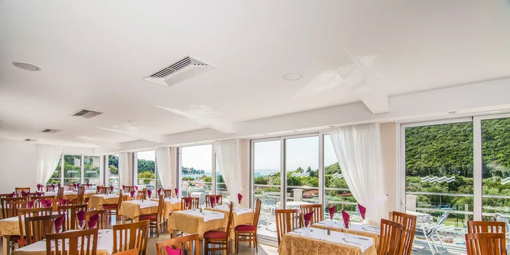 Dovolená v istrijském Rabacu: 4* rodinný hotel u pláže, vnitřní i venkovní bazén, snídaně v ceně