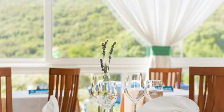 Dovolená v istrijském Rabacu: 4* rodinný hotel u pláže, vnitřní i venkovní bazén, snídaně v ceně