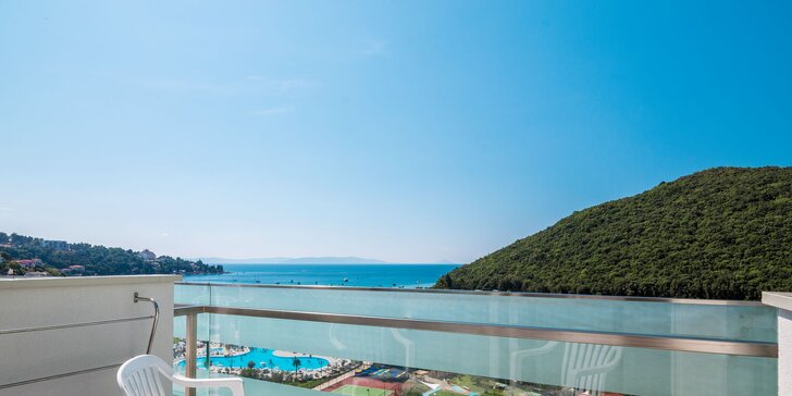 Dovolená v istrijském Rabacu: 4* rodinný hotel u pláže, vnitřní i venkovní bazén, snídaně v ceně