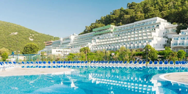 Dovolená v istrijském Rabacu: 4* rodinný hotel u pláže, vnitřní i venkovní bazén, snídaně v ceně