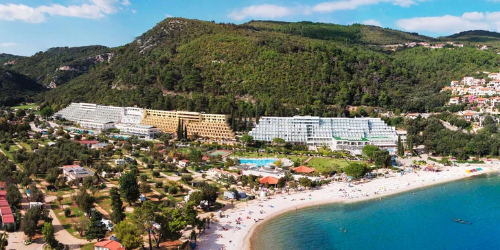 Dovolená v istrijském Rabacu: 4* rodinný hotel u pláže, vnitřní i venkovní bazén, snídaně v ceně