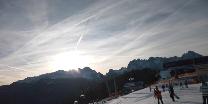 Jednodenní lyžování na Dachstein West: doprava pohodlným autobusem, skipas v ceně