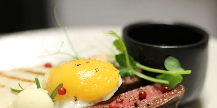 Tříchodové menu pro dva: telecí hanger steak, krevety, zmrzlinový dezert i láhev prosecca