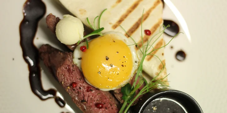 Tříchodové menu pro dva: telecí hanger steak, krevety, zmrzlinový dezert i láhev prosecca