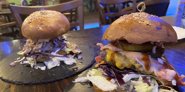Burger dle výběru z 11 druhů, hranolky a dip pro 1 i 2 osoby, možnost rozvozu po Šumperku