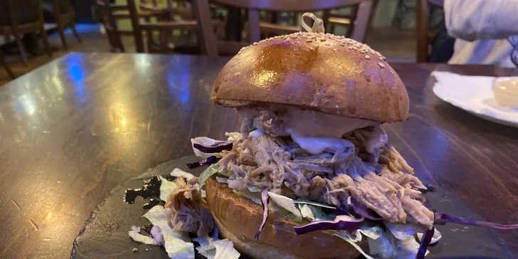 Burger dle výběru z 11 druhů, hranolky a dip pro 1 i 2 osoby, možnost rozvozu po Šumperku